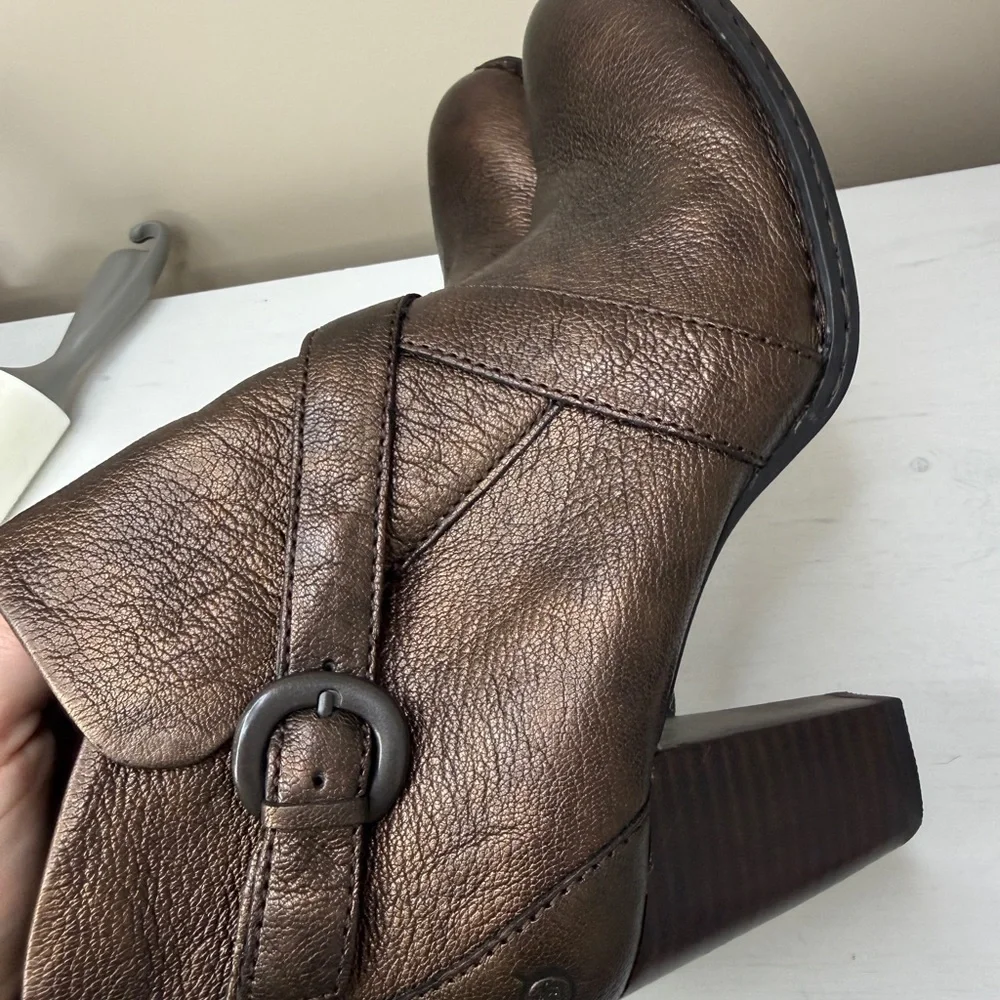 Born NWOT Bronze Leather Shola Ankle Boots Size 10